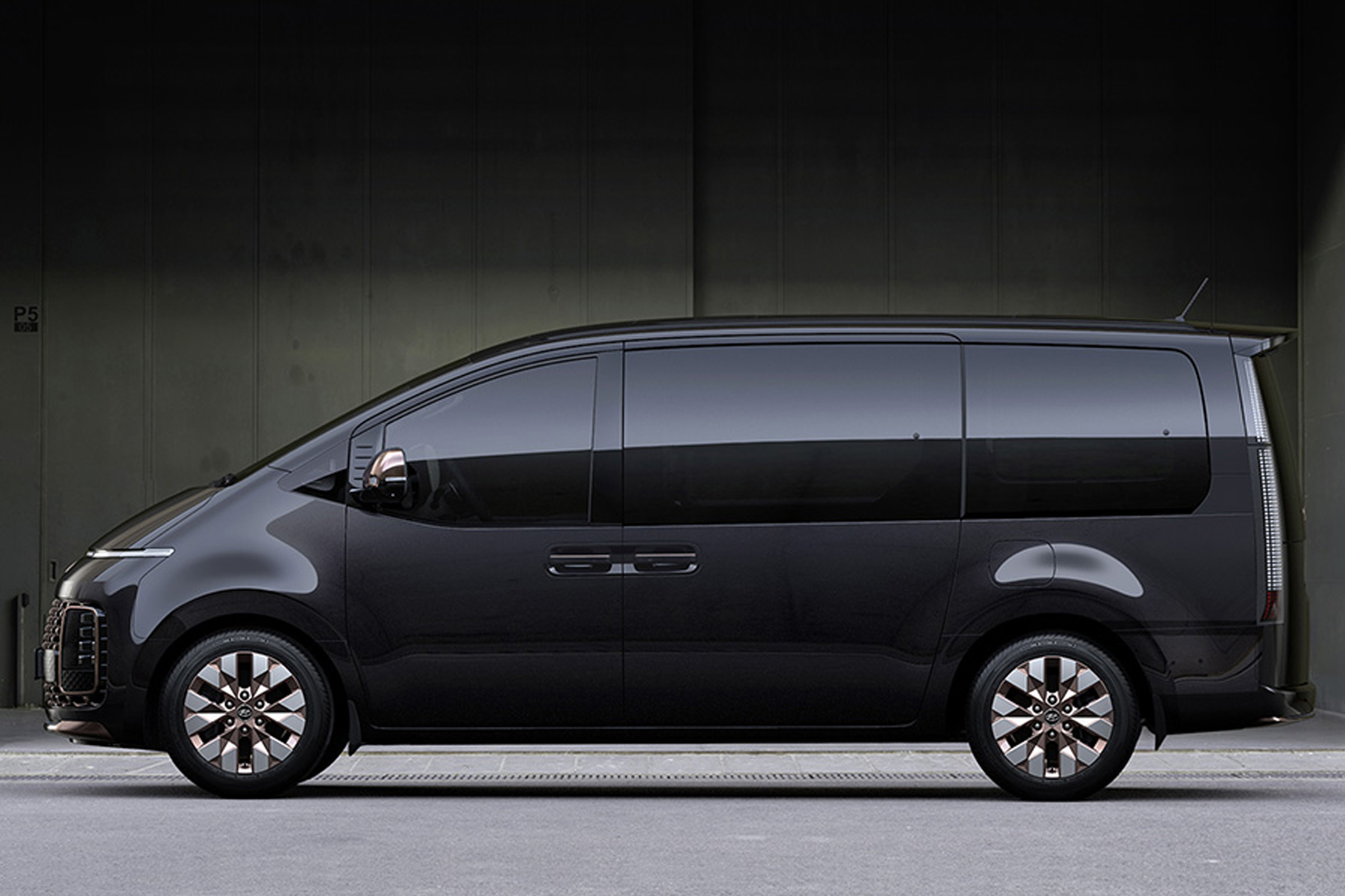 Hyundai Staria - Image 2